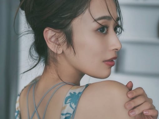 お笑い芸人の美人妻、美背中見せモデルショット公開「ほんと子育てママとは思えない」「めちゃくちゃ可愛い」