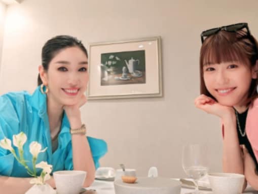 「お二人とも綺麗」アンミカ、“奇跡の40代”とのツーショットを披露！ 「仲いいんだね」「楽しそう」