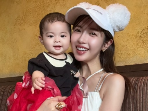 「聖母子像かと」くみっきー、イケメン夫＆2人の子どもとディズニー満喫！ 娘の顔出しショットに「天使！」