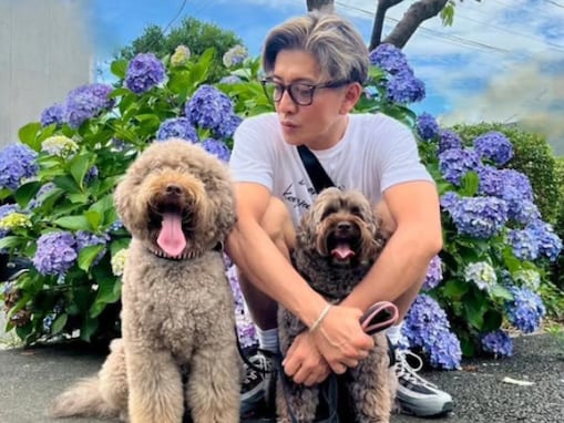 木村拓哉、父の日に愛犬バックハグのスリーショット公開！ 「汗が滲み出る暑さの父の日でしたね！」