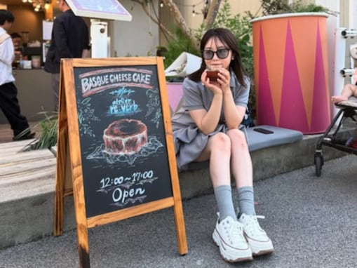 峯岸みなみ、ミニ丈ワンピで美脚際立つ最新ショットを披露！ 「岡崎で見つけたお気に入りVlog」