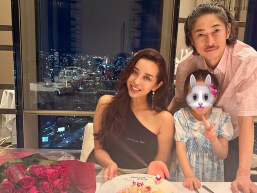 「美し過ぎる42歳」PINKY、夫・窪塚洋介らと誕生日の家族ショット！ 「薔薇のプレゼント綺麗」