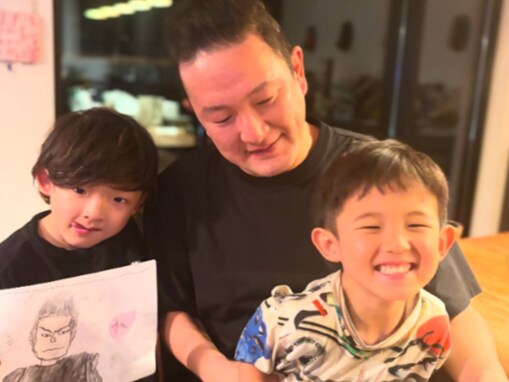 「パパさんに似てます」中村獅童、父の日の家族ショットに反響！ 「似顔絵上手」「愛おしいですね」