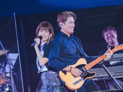 松本伊代、夫・ヒロミと“ステージ共演”ツーショット公開！ 背中を合わせてパフォーマンスをする姿を披露