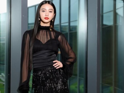 木村拓哉＆工藤静香の次女・Koki,、透け感あふれる黒いドレスから肌見せ！ 美脚もチラ見え