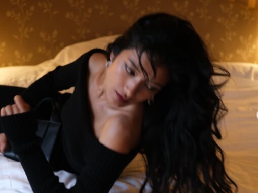 「これこそ美」ローラ、ベッドの上での妖艶ショット披露！ 「美しい女神」「史上最高のモデル」と反響