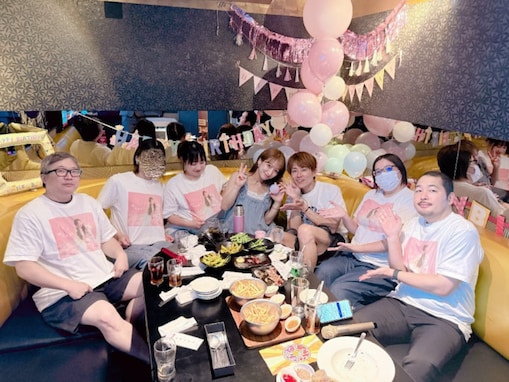 辻希美、「誕生日の前夜祭」ショットを公開！ 夫・杉浦太陽＆スタッフからサプライズを受ける