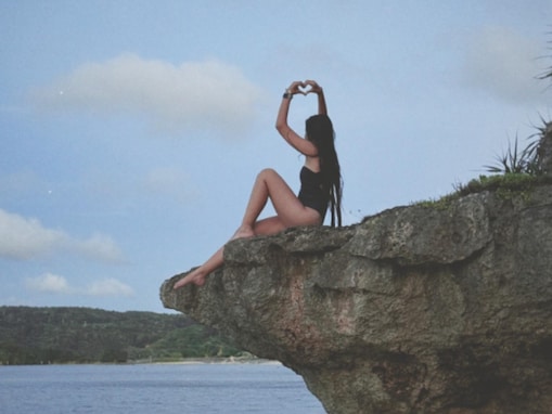 「娘ちゃんですか？」吉川ひなの、圧巻スタイルに反響！ 「長い髪とスラリと伸びたお御足がいい感じ」