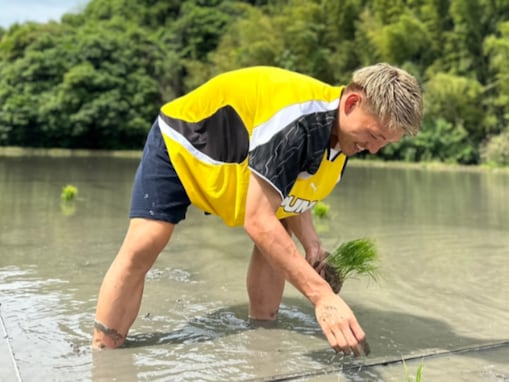 「裸足狙ってるだろ笑笑」堂安律、田植え姿にツッコミ殺到「和製ローラを狙っているとしか…」