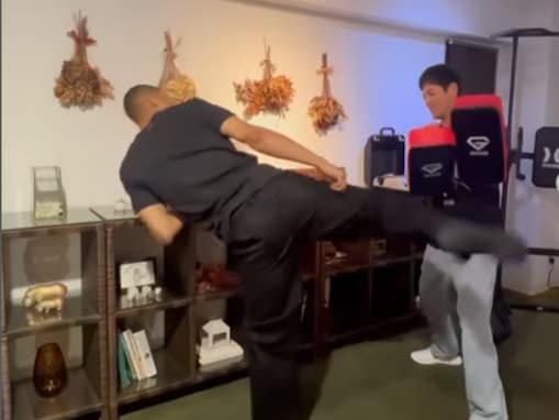 「見てるだけで痛そう…」沢村一樹、キックを受ける動画に反響！ 「かっこよすぎ」「天才すぎます」