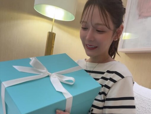 「まさかのTiffanyから新婚祝い」ヒカル、ティファニーからの巨大プレゼントを披露！ 「素敵な夫婦」