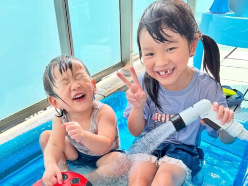 「涼しそうでいいねっ」ののちゃん、自宅プールで妹と水遊びショット公開！ 「暑い日はプールが一番」