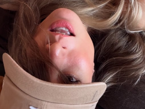 「激アツ胸アツ」美人モデル、キャップ姿でいかついタトゥー披露！ 「かっこよ」「めっちゃカワイイ」