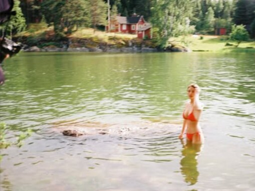 長濱ねる、抜群のプロポーション際立つビキニショット！ “フィンランドの海”で美ボディを披露