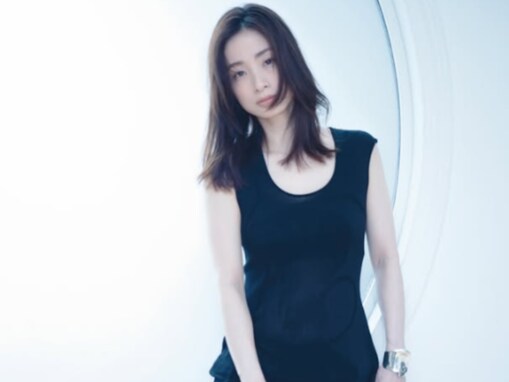 「俳優デビュー25周年」上戸彩、ノースリーブワンピから美脚が際立つ！ 爽やかなモデルショットを公開