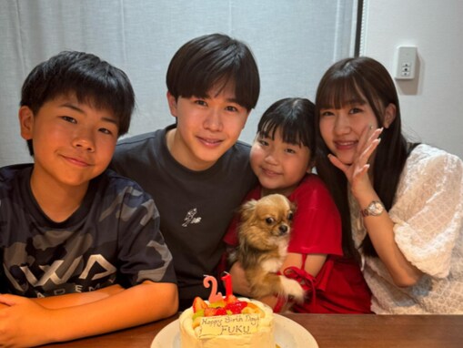 「親戚のオバチャン気分」鈴木福、21歳を祝う4兄妹ショットを公開！ 「こんなにも大きくなって・・・」