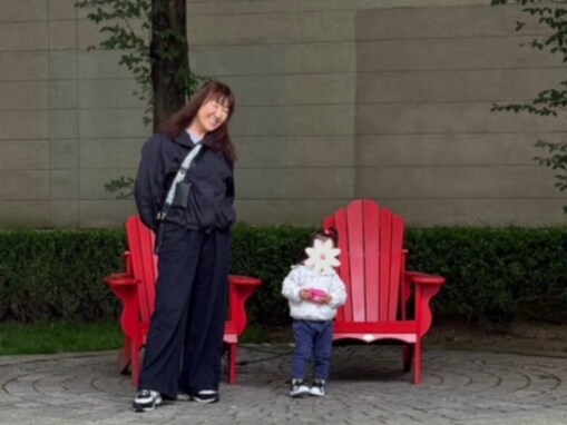 「親子のよう」北斗晶、“孫と散歩”ショットに反響！ 「しっかりばぁーばされてる」「大きくなりましたね」