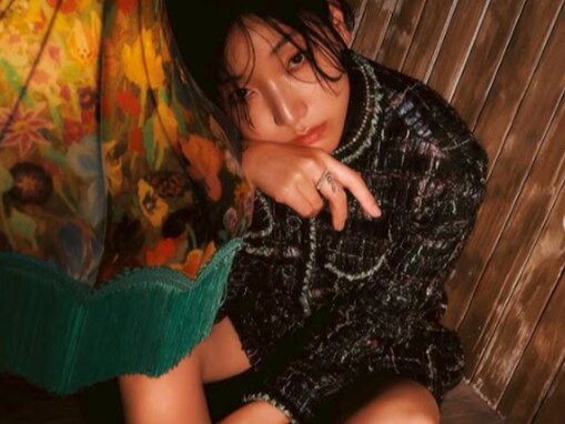 安藤サクラ、美脚際立つモデルショットを公開！ 個性的が光るコーデに多数の「いいね！」