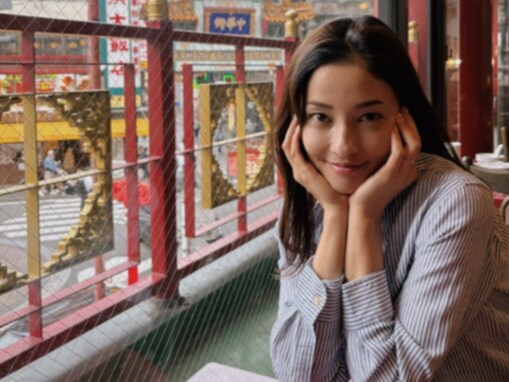 「いい顔してる」黒木メイサ、薬指に指輪光る姿で“中華街ランチ”！ 「美しい」「超綺麗です」