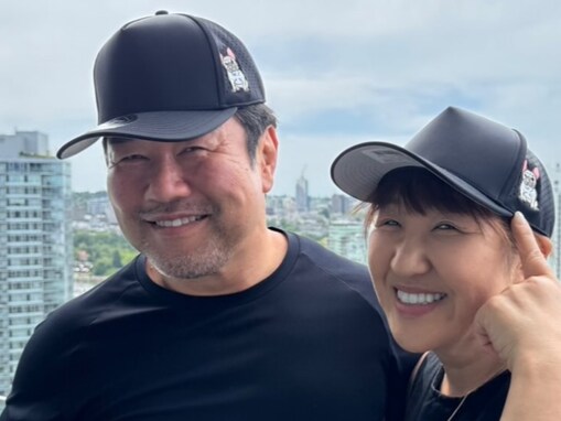 北斗晶、息子夫婦から亡き愛犬の“佐々木家全員お揃い”キャップもらう夫婦ショット「涙がでちゃいました」