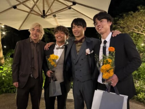 「地味に仲良いよね」伊東純也、三笘薫の結婚式でスーツ姿を！ 田中碧、旗手怜央の姿も「良い写真！」