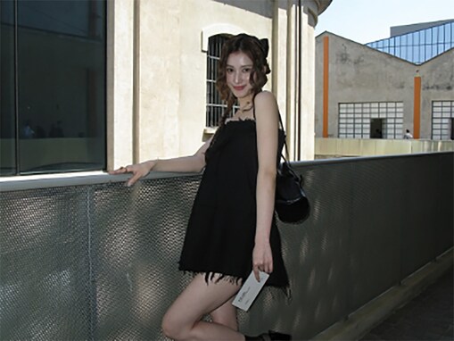 「全方位美しい」TWICE・サナ、ミニ丈からのぞく圧巻美脚に大反響！ 「完璧スタイル」「女神」