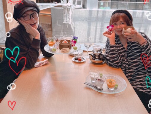 「ふざけんなっつの」小川菜摘、KABA.ちゃんの“37歳”誕生日を祝福！ 「私も今年から37歳でいきます」