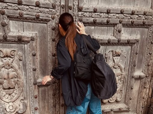 「母親業に専念」鈴木紗理奈、息子の文化祭のためイギリス訪問も「完全に不審者」な姿を披露