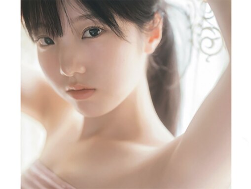 本田真凜、色っぽい脇見せショットを披露！ 1st写真集の発売記念イベント開催が決定