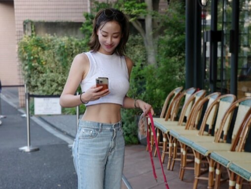 「お美しいくびれ」秋倉諒子、美腹筋際立つ姿で愛犬と2ショット「お腹がかっこいい」「スタイル羨ましすぎます」