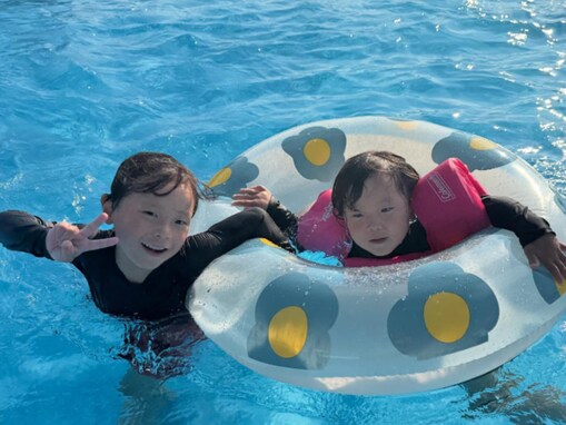 「みんな成長してる」人気芸人、子どもたちとプールを満喫！ 「かわいすぎ」「エハラ家楽しそう」