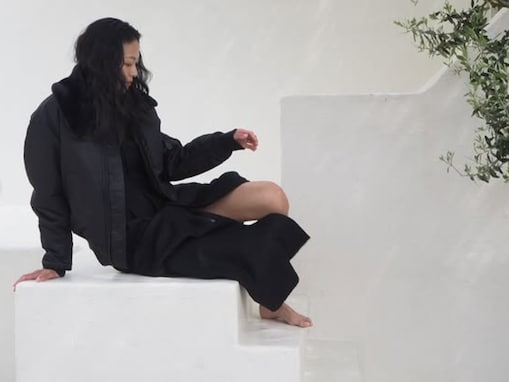 「榮倉奈々らしいポーズかっけ～」榮倉奈々、美脚＆へそちら見せモデルショット公開「シックでカッコいい」