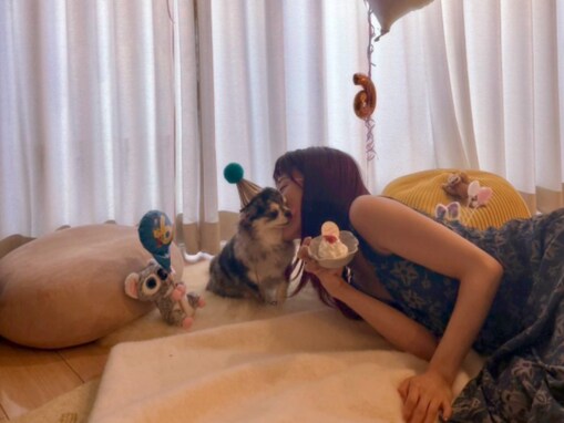 アイナ・ジ・エンド、Cocomi＆アムと愛犬の誕生日会！ 「アムとぞっぴーのサイズ感可愛すぎる」