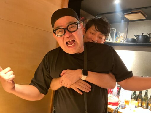 「なんでこうなった」ベテラン芸人、人気芸人との密着ショット公開！ 「泥酔オヤジ2人」「すてきな笑顔」