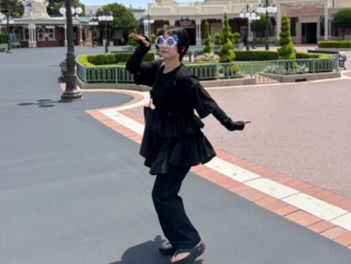 「みんなメロメロ」志田未来、“炎天下ディズニー”で妹撮影のドナルドポーズ！ 「謎のメガネかけてて可愛い」