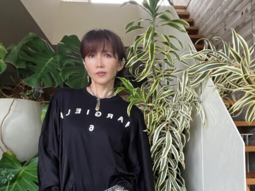 「私の身長をゆうに超えた！」工藤静香、“グリーンくん”と2ショット「娘さんたちと一緒に育ってきた感じ」