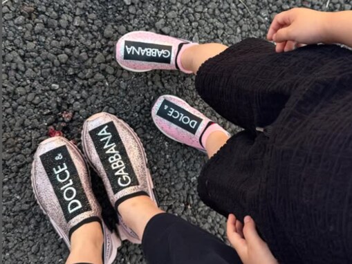 石田安奈、娘とのおそろい超高級ファッションに反響！ 「これを履きこなせるってスゴい」「オシャレ」