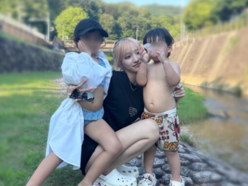 「娘ちゃんまやちゃんすぎない？」10代で二度出産の重川茉弥、子どもたちと川遊び「しゅんくんいいねしてる」