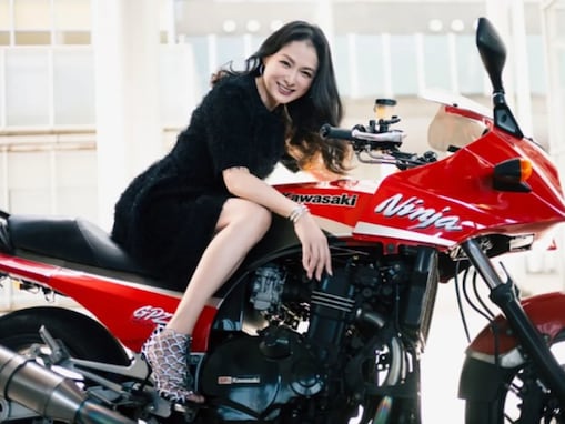 「あの夏のバイクですね」国生さゆり、大型バイクにまたがり美脚を披露！ 「おお、『ニンジャ』だ！」