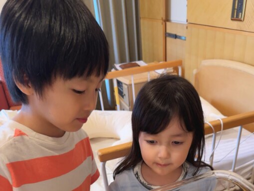 川崎希、「生後1日目」の次女を見つめる長男＆長女を公開！ 「妹に優しくしてくれてるよ」