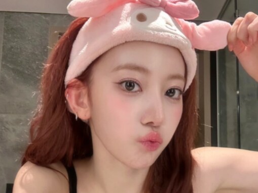 「ビジュアル強すぎてスマホの画面割れる」宮脇咲良、自撮り推しショット公開「げきかわすぎてやばい」