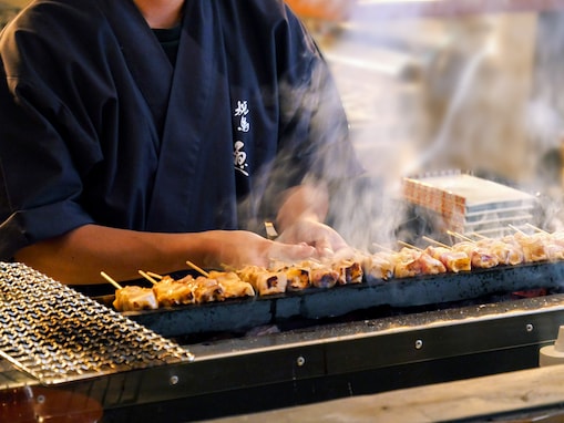 【横浜・野毛】口の中でとろける伊達鶏の焼き鳥と、有田焼土鍋で炊き上げる絶品ご飯に舌鼓を打つ夜