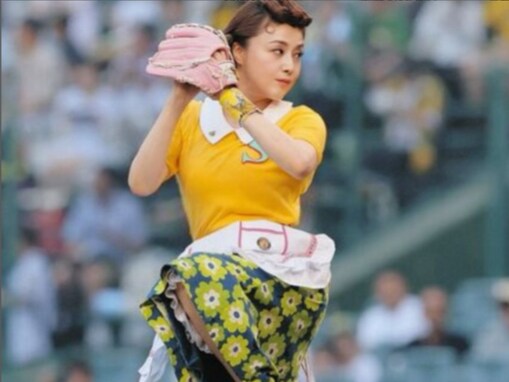 「なんてイカした投球なんだ！」藤原紀香、サザエさん姿での始球式ショットに反響「お見事でした」