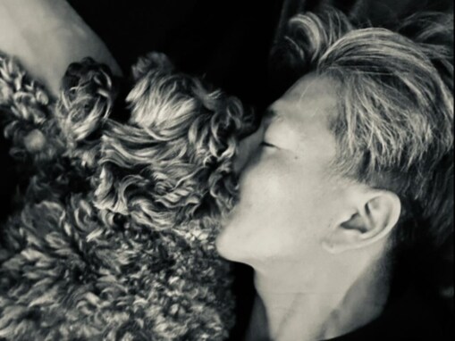 木村拓哉、愛情あふれる“犬吸い”ショット公開！ 「この温もりと香りで幸せを味わいます」