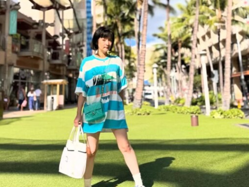 千秋、レアな美脚ショットを披露！ ハワイ旅行中の爽やかボーダーコーデに反響