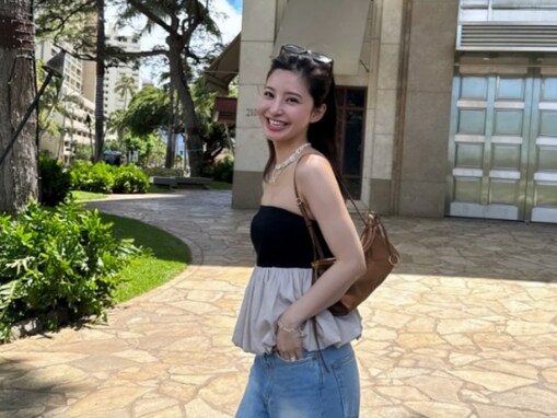 堂安律の美人妻、圧巻スタイルのノースリーブコーデ披露！ 美デコルテ際立つショットに称賛の声