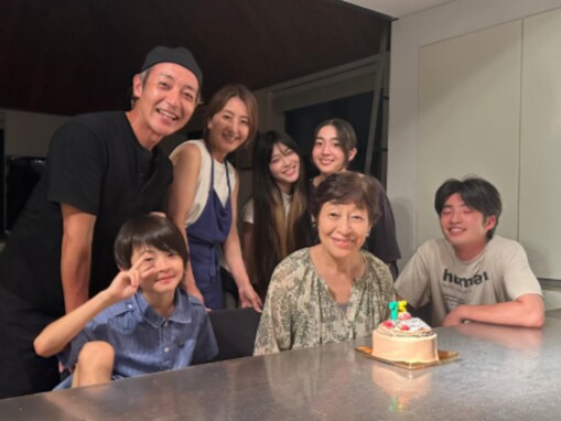 つるの剛士、“次女（ボーイフレンド付き）”たちと母の75歳誕生日を祝福！ 「よく似てますね」