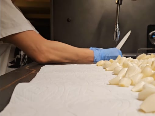 「凄い」山田優、“らっきょうをひたすら剥く”動画に「どっかの工場かと思って見てたら優様だった」