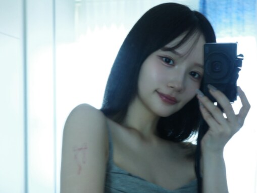 「右腕の赤いのは傷？」元AKBセンター、タトゥー入り？ 誕生日ショットに反響！ 「めっちゃかわいい」