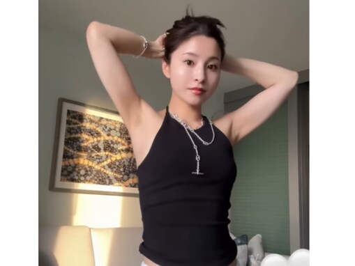 堂安律の美人妻、脇見せ圧巻スタイル披露！ 「可愛いと美が爆発」「360度どこからみてもお美しい」